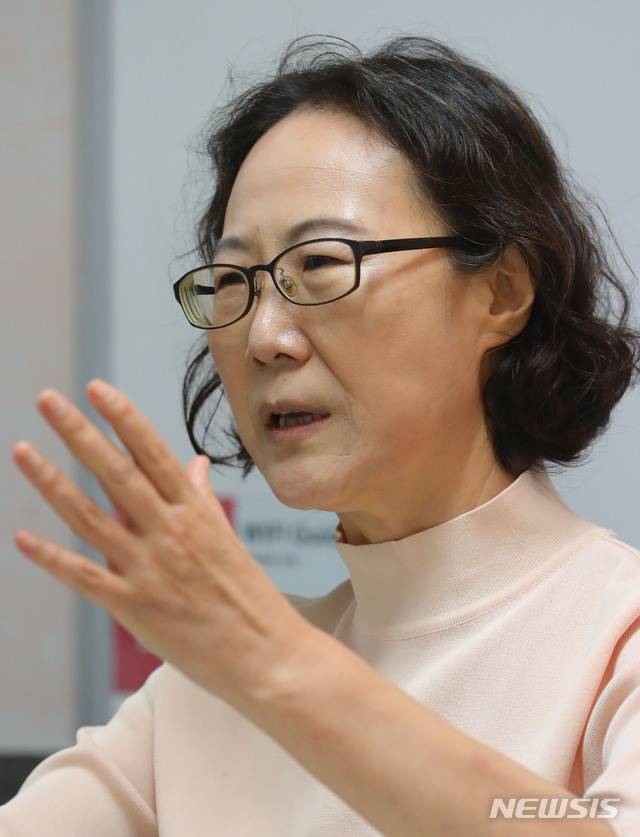 【서울=뉴시스】배훈식 기자 = 정혜경 박사가 지난 4일 서울 서초구 토즈에서 지승호 인터뷰 전문 작가와 '반일 종족주의' 등에 대해 인터뷰를 하고 있다. 2019.09.13. dahora83@newsis.com