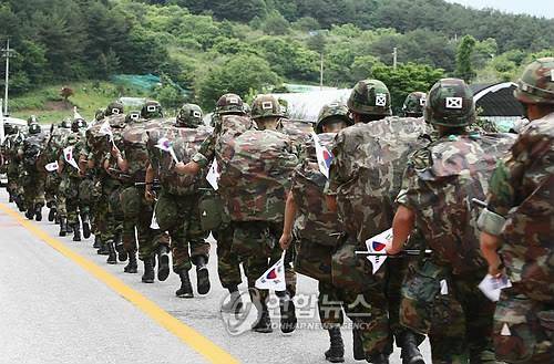 완전군장 행군 장면 [연합뉴스 자료사진]