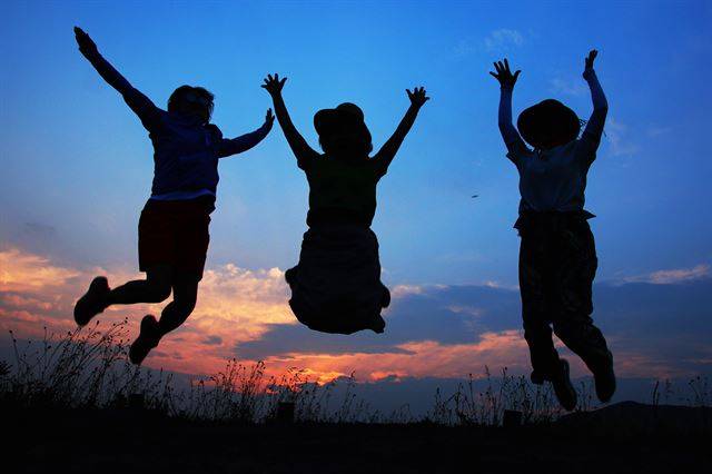 네이멍구 여행객 일행이 우란부퉁 초원의 석양을 배경으로 ‘공중부양’ 기념 사진을 찍고 있다.