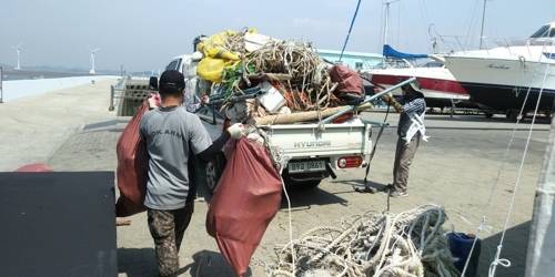 바다 쓰레기 수거 작업 [경기도 제공. 재판매 및 DB 금지]