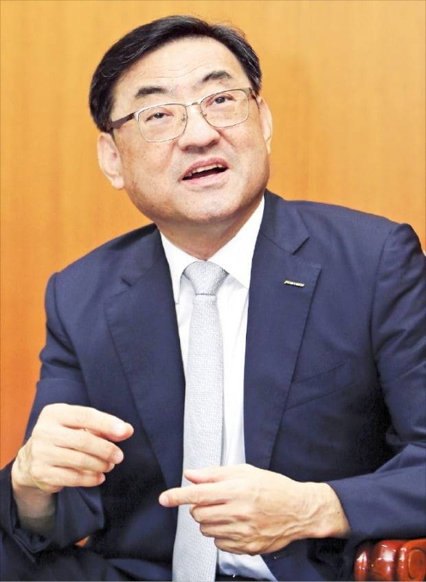 김무환 포스텍 신임 총장은 지난 10일 한국경제신문과의 인터뷰에서 “인공지능(AI) 분야에서 뒤처지면 4차 산업혁명 시대 전 산업에서 경쟁력을 잃게 된다”고 말했다.  /포스텍 제공