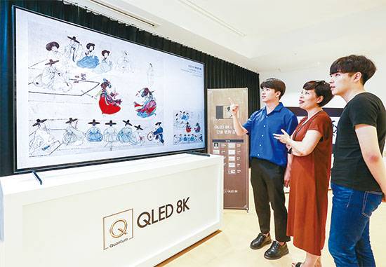 삼성전자는 몇 년 전부터 70인치 이상 대형 TV 대중화에 나섰다. 사진은 삼성전자가 선보인 82인치 8K QLED TV. <삼성전자 제공>