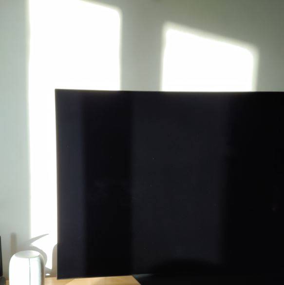 OLED TV도 바깥에서 오는 빛을 100% 흡수할 수 없기 때문에 동굴이나 지하실에서 불을 끄고 시청하지 않는 이상 완벽한 블랙을 보여주지는 못한다. 공간이 밝을수록 반사하는 빛도 많아질 수밖에 없어 직사광선이 닿은 면과 닿지 않은 면의 검은색에 차이가 난다. 강석기 제공
