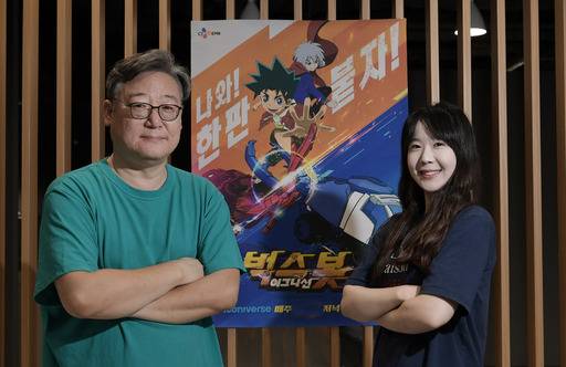 지난 3일 서울 마포구 드림타워의 투니버스 애니메이션 ‘벅스봇 이그니션’ 포스터 앞에서 포즈를 취하고 있는 구자형 성우(왼쪽)와 김가령 성우. 두 사람은 “성우는 배우보다 다양한 삶을 살 수 있다”며 “성우가 되기 위해, 또 성우가 되고 나서도 다양한 경험을 쌓는 게 중요하다”고 입을 모았다. 하상윤 기자