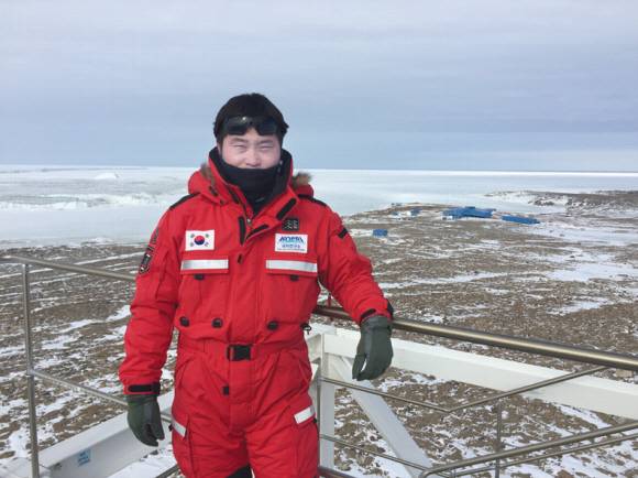 구차돌 부산시 동래 소방서 연산 119안전 센터 소방장이 고층 대기 분석을 위한 10층 높이의 전망대에 올라 남극 장보고 과학기지를 배경으로 사진을 찍고 있다.구차돌 소방장 제공