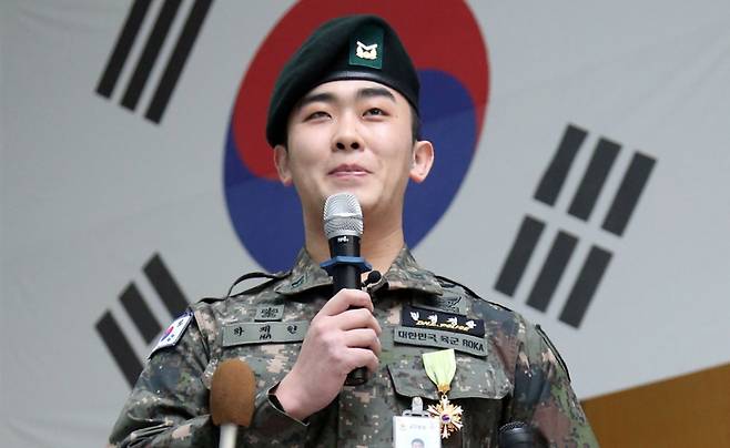 북한의 비무장지대(DMZ) 목함지뢰 도발로 두 다리를 심하게 다친 하재헌 하사가 2015년12월29일 서울 강동구 중앙보훈병원에서 재활 치료를 마치고 퇴원하며 기자의 질문에 답하고 있다. ⓒ 연합뉴스