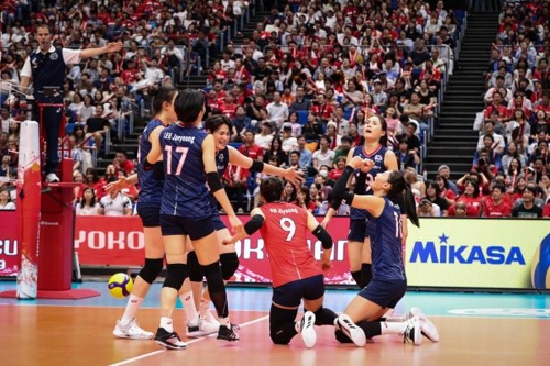 여자배구대표팀 한국 여자배구 대표팀이 17일 일본 요코하마에서 열린 2019 국제배구연맹(FIVB) 월드컵 3차전 일본전에서 승리한 뒤 기뻐하고 있다. [국제배구연맹 홈페이지 캡처=연합뉴스]