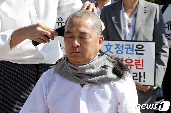 심재철 자유한국당 의원이 18일 오전 청와대 분수대 앞에서 열린 당대표 및 최고위원-중진의원 연석회의에서 삭발식을 하고 있다.2019.9.18/뉴스1 © News1 이광호 기자