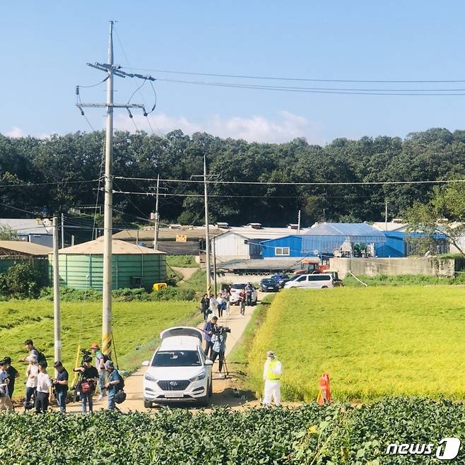 18일 오전 돼지열병 확진 판정을 받은 경기 연천군 백학면의 돼지농장 주변으로 취재진들이 장사진을 이룬 모습 © 뉴스1