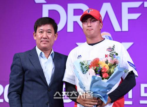 ‘2020 KBO 신인 드래프트’가 26일 서울 중구 웨스틴조선호텔 그랜드볼룸에서 열렸다.1차에 KIA에 지명된 광주제일고 정해영이 유니폼을 입은 후 조계현 단장과 포즈를 취하고 있다.
