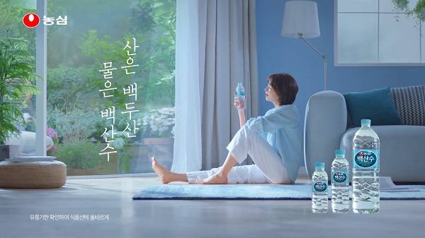 국내 생수업계가 농심 백산수 수원지 표기를 두고 '꼼수'라는 지적을 제기하고 있다. 백산수 수원지가 중국이라는 사실이 덜 부각되도록 백두산이라는 문구를 앞세웠다는 주장이다. /농심 CF 영상 캡처