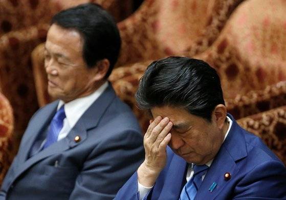 지난해 일본 중의원에 나란히 출석한 아베 신조 총리(오른쪽)와 아소 다로 부총리. [로이터=연합뉴스]