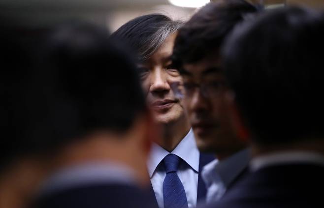 조국 법무부 장관이 18일 오전 국회 의원회관에서 바른미래당 채이배 의원 예방 후 이동하고 있다. 연합뉴스