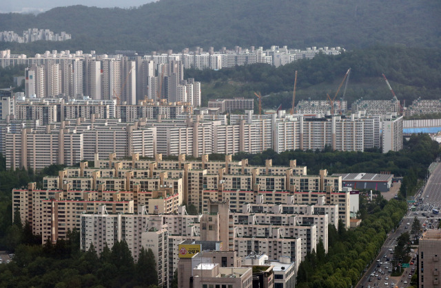 헤럴드경제가 시중 6대 은행·보험·증권사 부동산 담당 PB와 전문가 22명을 설문한 결과 전체의 68.2%에 해당하는 15명은 현 부동산정책이 미흡하다고 평가했다. [연합뉴스]