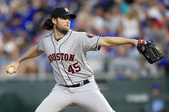 휴스턴 애스트로스 투수 게릿 콜이 19일(한국시간) 미국 텍사스주 휴스턴에 위치한 미닛메이드파크에서 열린 2019 미국 프로야구 메이저리그 텍사스 레인저스와 경기에 선발 등판해 투구하고 있다. 그는 이 경기에서 텍사스의 추신수를 상대로 시즌 300탈삼진 기록을 달성했다. [AP]