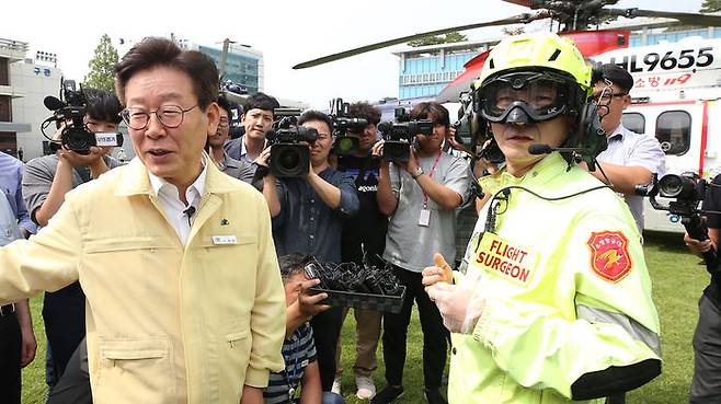 경기도 닥터헬기 앞에서 이야기 나누는 이재명 지사와 이국종 교수
