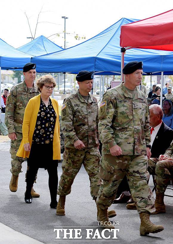 브라이언 D. 올굿 대령의 부인인 콜로넬 제인 올 굿 부인(왼쪽에서 두번째)