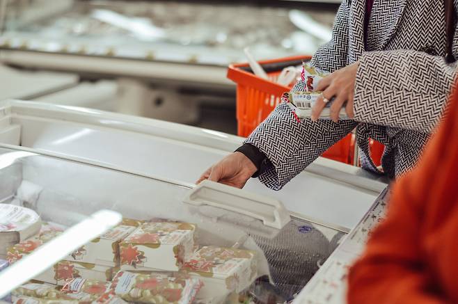 한 소비자가 빙과 냉장고에서 제품을 고르는 모습 [제공=123rf]