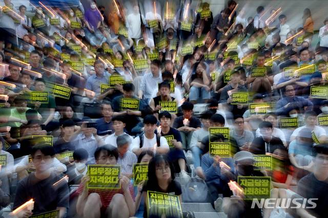 【서울=뉴시스】김병문 기자 = 지난 9일 오후 서울 관악구 서울대학교 아크로폴리스에서 열린 '조국 교수 STOP! 제3차 서울대인 촛불집회' 참가자들이 촛불을 들고 있다. 2019.09.09. dadazon@newsis.com