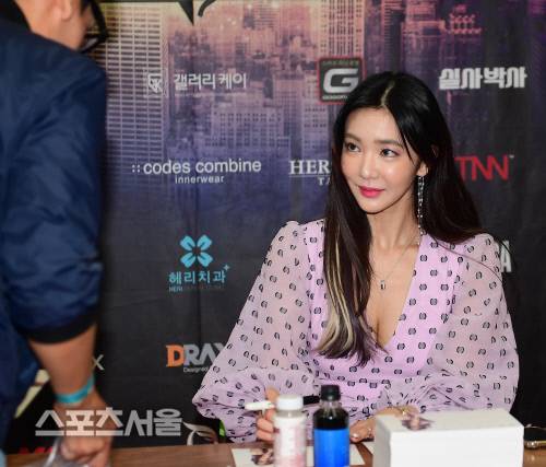 이연화가 팬사인회를 진행하고 있다. 이주상기자 rainbow@sportsseoul.com