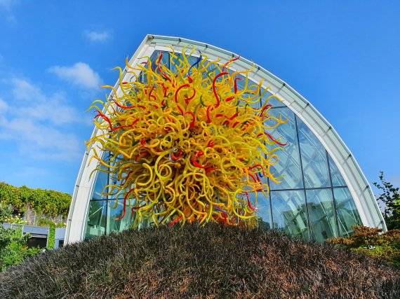 치훌리 가든 밖 정원에 세워진 작품 '더 선.' 사진=윤재준기자