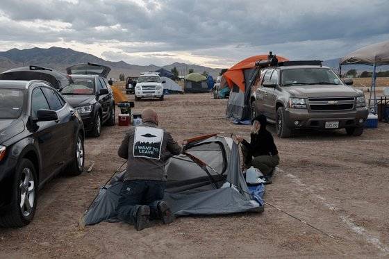 '51 구역 습격' 이벤트 참가자들이 19일(현지시간) 미국 네바다주 레이철에 도착해 텐트를 치고 있다. [AFP=연합뉴스]