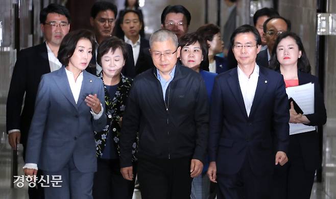 자유한국당 황교안 대표와 나경원 원내대표가 9월 19일 국회에서 열린 최고위원회의에 입장하며 대화하고 있다./권호욱 선임기자