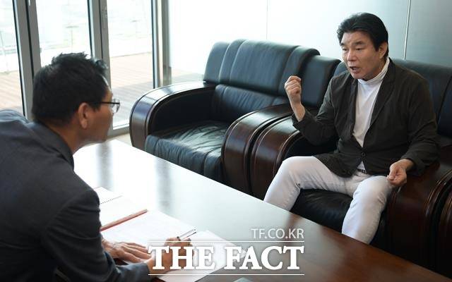 "뜻이 있으면 길은 있는 법이죠." 배일호는 불행한 환경을 딛고 가수로 인생역전의 꿈을 이뤘다. 스페셜인터뷰는 지난 19일 오전 서울 상암동 <더팩트> 사옥에서 진행됐다. /김세정 기자