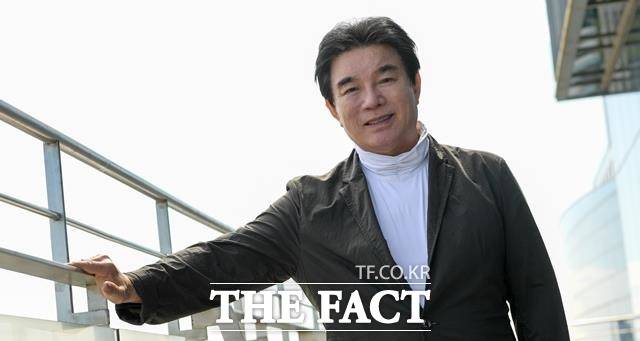 농민들의 어려움을 공감한 게 토종 신토불이 가수 탄생 계기. 묵직하고 깊은 울림의 목소리를 가진 그는 데뷔 전까지 배호 노래를 좋아하고 모창을 해오다 예명도 배일호로 바꿨다. /김세정 기자