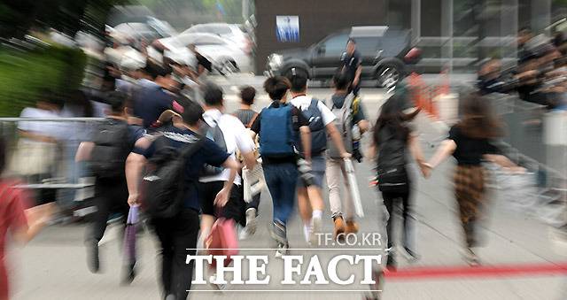 대기하던 '찍덕'들은 문이 열리자 재빠르게 자리를 잡으러 뛰어가고 있다. 연예인의 사진은 좋은 앵글이 결정하기 때문에 이들에게 자리는 제일 중요하다.