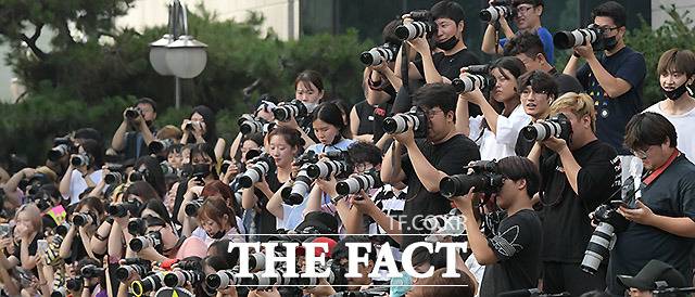 '찍덕'들이 여자 아이돌의 모습을 카메라에 담고 있다.