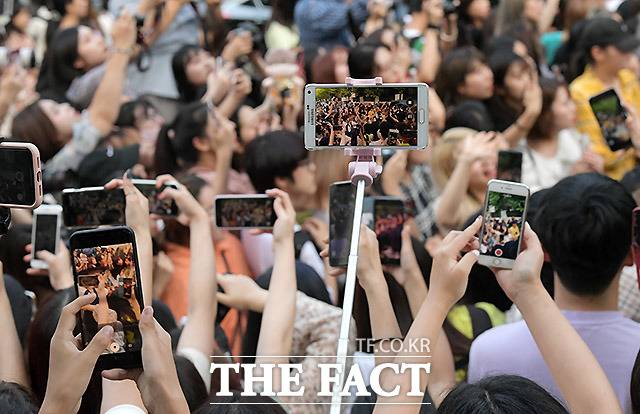 고성능 스마트폰은 자신이 좋아하는 연예인을 영상으로 찍기에 최고다.
