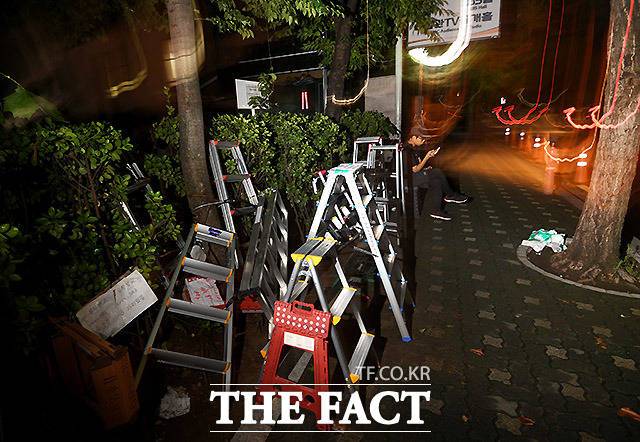 생방송 하루 전날, 여의도 KBS 본관 옆 인도에 자리를 잡는 모습.