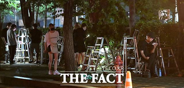 밤 11쯤 어디선가 나타난 이들이 자신의 자리를 확인하고 있다. 이들은 2~3시간 간격으로 자리를 확인하러 오기도 했다.