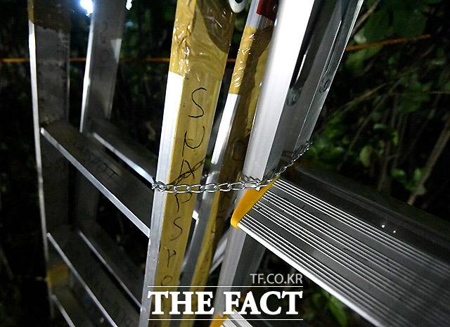 분실 또는 다른 사람이 순서를 바꿀 것을 대비해 묶어둔 쇠사슬.