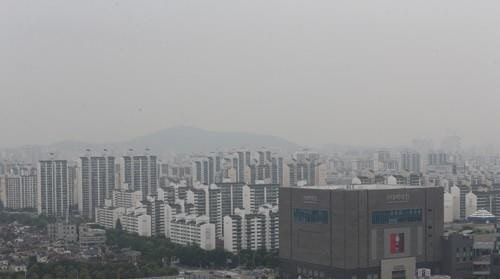 3기 신도시 발표 후 떨어졌던 일산 집값이 회복될 기미를 보이지 않고 있다. 3기 신도시 충격을 받았던 파주와 검단이 최근 회복세로 돌아서면서 일산 지역의 침체가 더 부각되는 모양새다. 일산 아파트 전경.<연합뉴스>