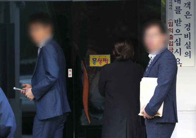 검찰 관계자들이 23일 서울 방배동의 조국 법무부 장관 자택을 압수수색하기 위해 들어가고 있다. 연합뉴스