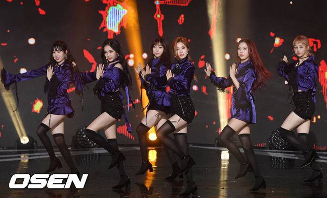 [OSEN=민경훈 기자] 28일 오후 서울 마포구 상암동 SBS 프리즘타워에서 진행된 SBS MTV '더 쇼' 생방송서 소나무가 화려한 무대를 선보이고 있다. / rumi@osen.co.kr