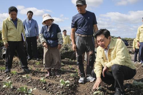 제주시 애월읍 한 농경지에서 태풍 피해를 살펴보고 있는 원희룡 제주지사(오른쪽) [제주도 제공. 재판매 및 DB 금지]