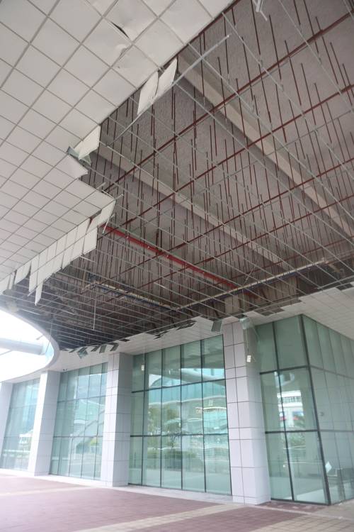 태풍에 떨어진 벡스코 테라스 천장 [차근호 기자]