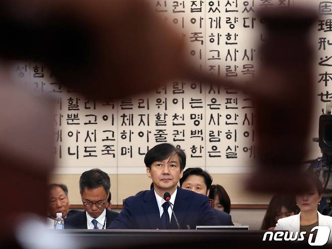 조국 법무부장관 후보자가 6일 서울 여의도 국회 법제사법위원회 전체회의장에서 열린 인사청문회에서 여상규 위원장의 회의진행을 바라보고 있다. 2019.9.6/뉴스1 © News1 김명섭 기자