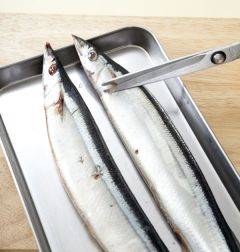 1. 꽁치는 내장을 빼고 깨끗이 손질한다. 
(Tip 생선을 손질할 때 물에 여러 번 씻으면 물 때문에 생선 비린내가 더 날수도 있으니 물에 씻어 키친타월로 물기를 잘 제거하면 비린내가 덜 난다. )