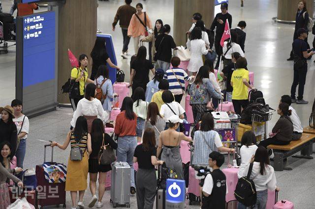 [저작권 한국일보]23일 오후 인천국제공항 제1여객터미널 입국장이 중국인 단체 관광객들로 북적이고 있다. 박형기 인턴기자