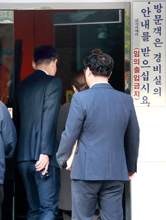 검찰 수사관들이 23일 오전 서울 서초구 방배동 조국 법무부 장관 자택 압수수색을 하기 위해 아파트 현관으로 들어서고 있다. [뉴시스]