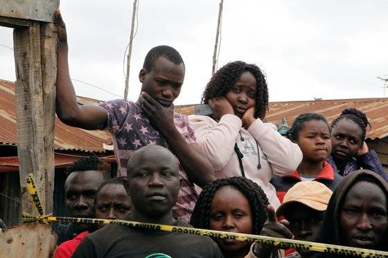 23일 사고현장을 찾은 주민들이 침통한 표정으로 구조작업을 지켜보고 있다.[로이터=연합뉴스]