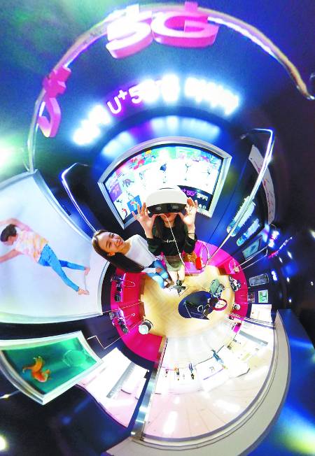 시민들이 18일 서울 마포구 공덕역에 설치된 ‘U+5G 갤러리’에서 LG유플러스 5G 기술을 활용해 작품을 감상하고 있다. 팝업 갤러리에 전시된 다양한 작품들을 증강현실 서비스 앱인 ‘U+AR’로 보면 정지된 그림에 사물이나 인물이 움직인다.