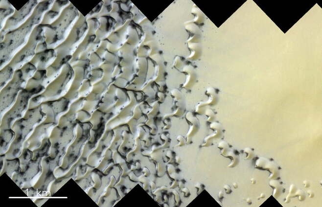 아이스크림처럼 보이는 화성의 북극 얼음. 사진=ESA/Roscosmos/CaSSIS