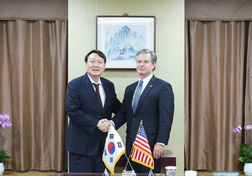 악수하는 윤석열 검찰총장(왼쪽)과 크리스토퍼 레이 미 FBI 국장. [대검찰청 제공]