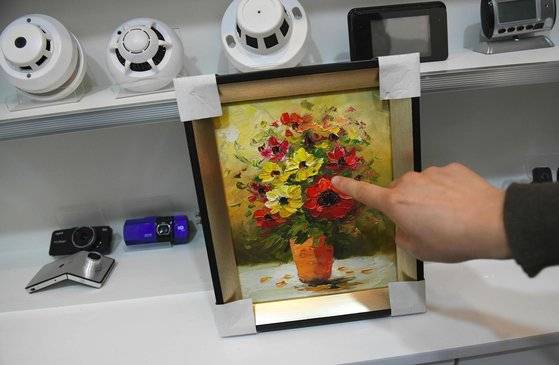 인천의 한 매장에 있는 그림액자로 위장한 스파이 카메라.[AFP=연합뉴스]