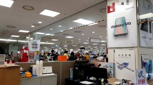 서울 신도림 테크노마트 9층 휴대폰 집단매장이 많은 손님들로 북적이고 있다. 벽면에 갤럭시노트10 사전예약 포스터가 걸려있다.(사진=김은지 한경닷컴 기자)